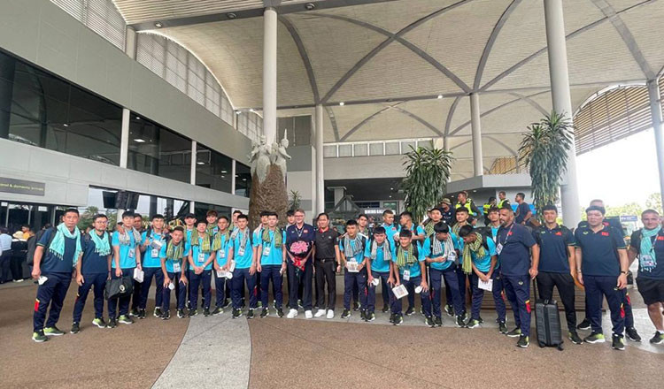 U22 Việt Nam khoác những chiếc khăn do chủ nhà tặng, còn Thái Lan thì không