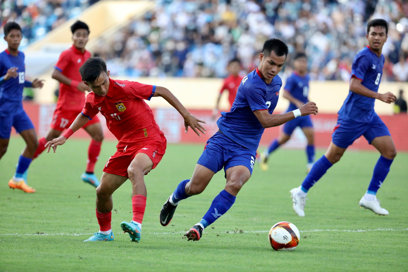 Lào (trái) liên tục để lộ ra các khoảng trống ở hàng thủ - ảnh: NHƯ Ý