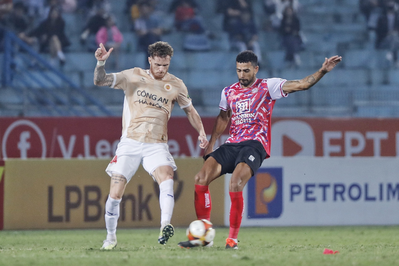 Giúp CAHN đánh bại TP HCM 2-0, HLV Kiatisuk có màn ra mắt thành công ảnh 22 Giúp CAHN đánh bại TP HCM 2-0, HLV Kiatisuk có màn ra mắt thành công ảnh 22