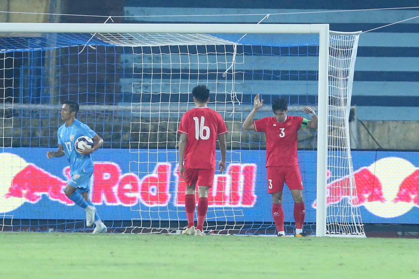 Ngọc Hải không thể kèm cầu thủ Ấn Độ trong bàn gỡ hòa Ngọc Hải không thể kèm cầu thủ Ấn Độ trong bàn gỡ hòa