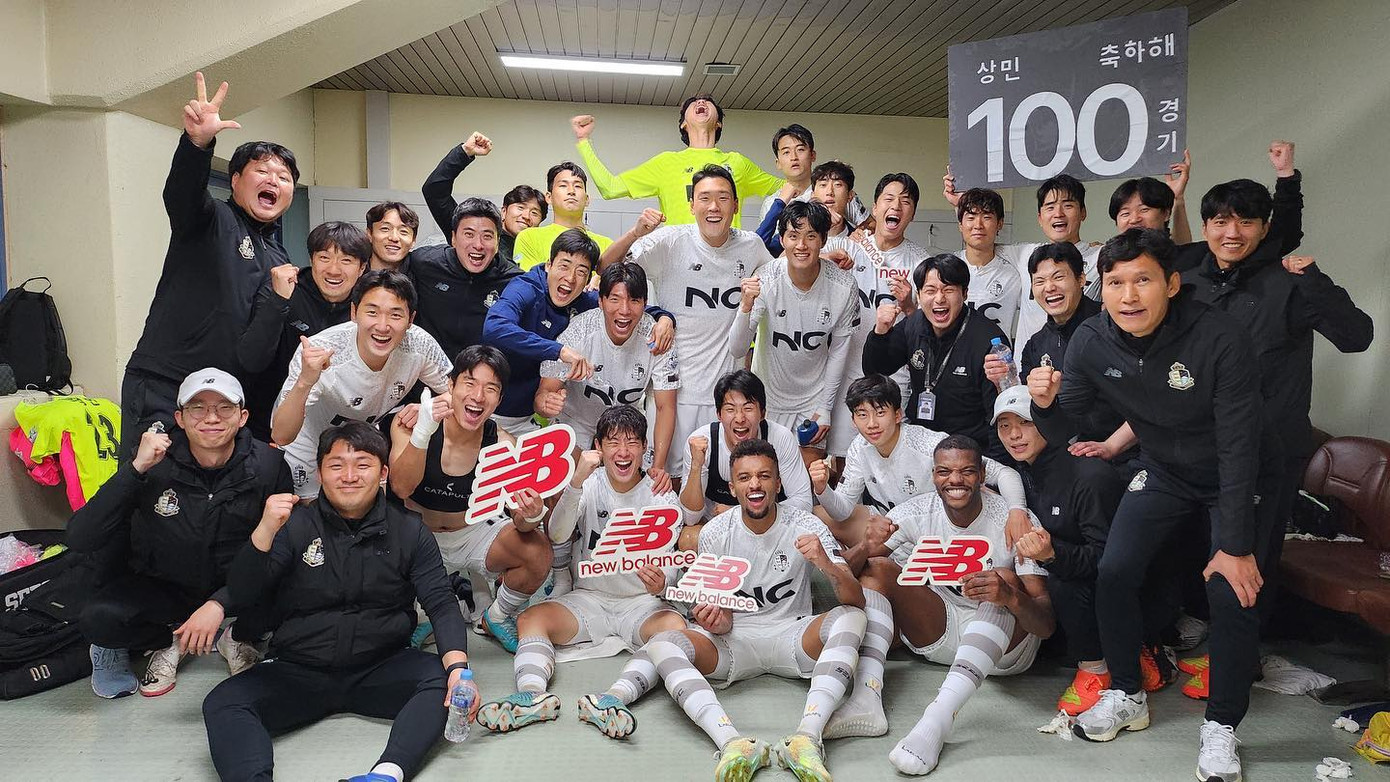 Các cầu thủ Seoul E-Land ăn mừng trong phòng thay đồ sau trận Các cầu thủ Seoul E-Land ăn mừng trong phòng thay đồ sau trận