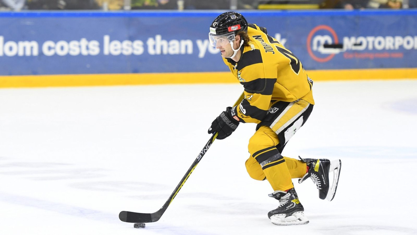 Adam Johnson khi còn thi đấu Adam Johnson khi còn thi đấu