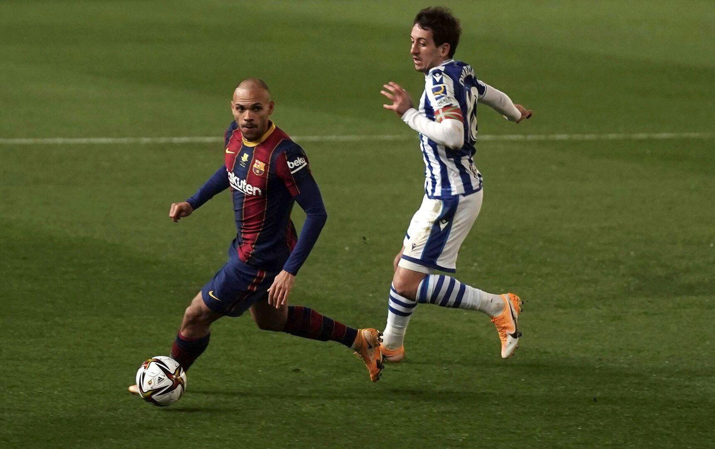 Hàng công Sociedad sẽ càng cùn mòn khi mất Oyarzabal (phải)