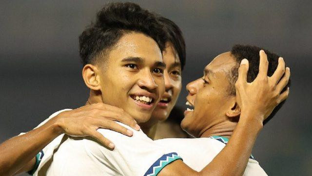 Ferdinan (trái) thực sự là ngôi sao của U20 Indonesia Ferdinan (trái) thực sự là ngôi sao của U20 Indonesia
