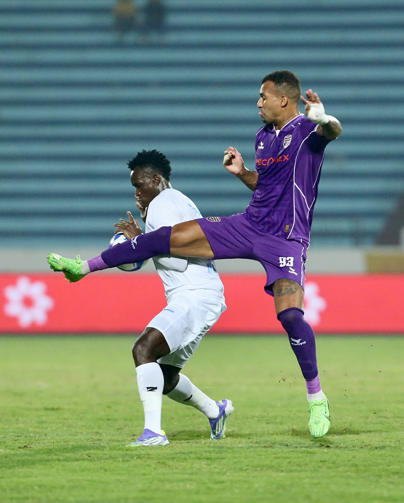 Mpande đang gặp khó khi đá tiền đạo cắm Mpande đang gặp khó khi đá tiền đạo cắm