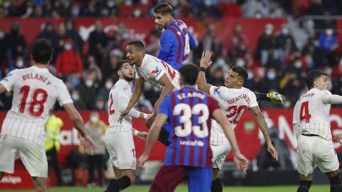 Cú đánh đầu gỡ hoà của Araujo