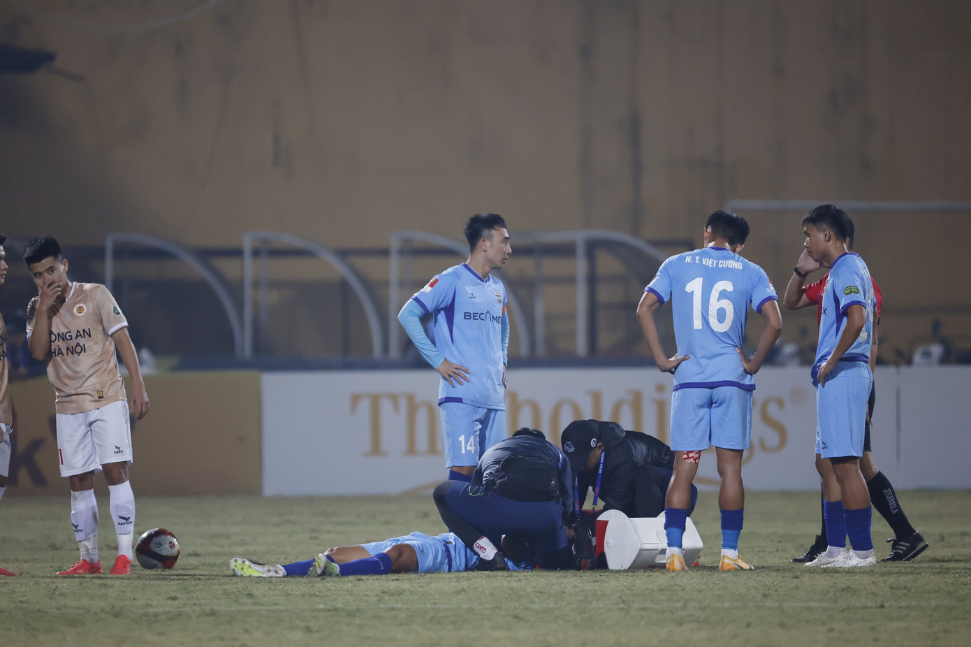 Quang Hải ghi bàn, GĐKT Trần Tiến Đại nhận thẻ đỏ trong ngày CAHN đại thắng Bình Dương ảnh 28