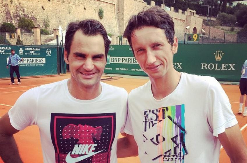 Stakhovsky và Roger Federer Stakhovsky và Roger Federer