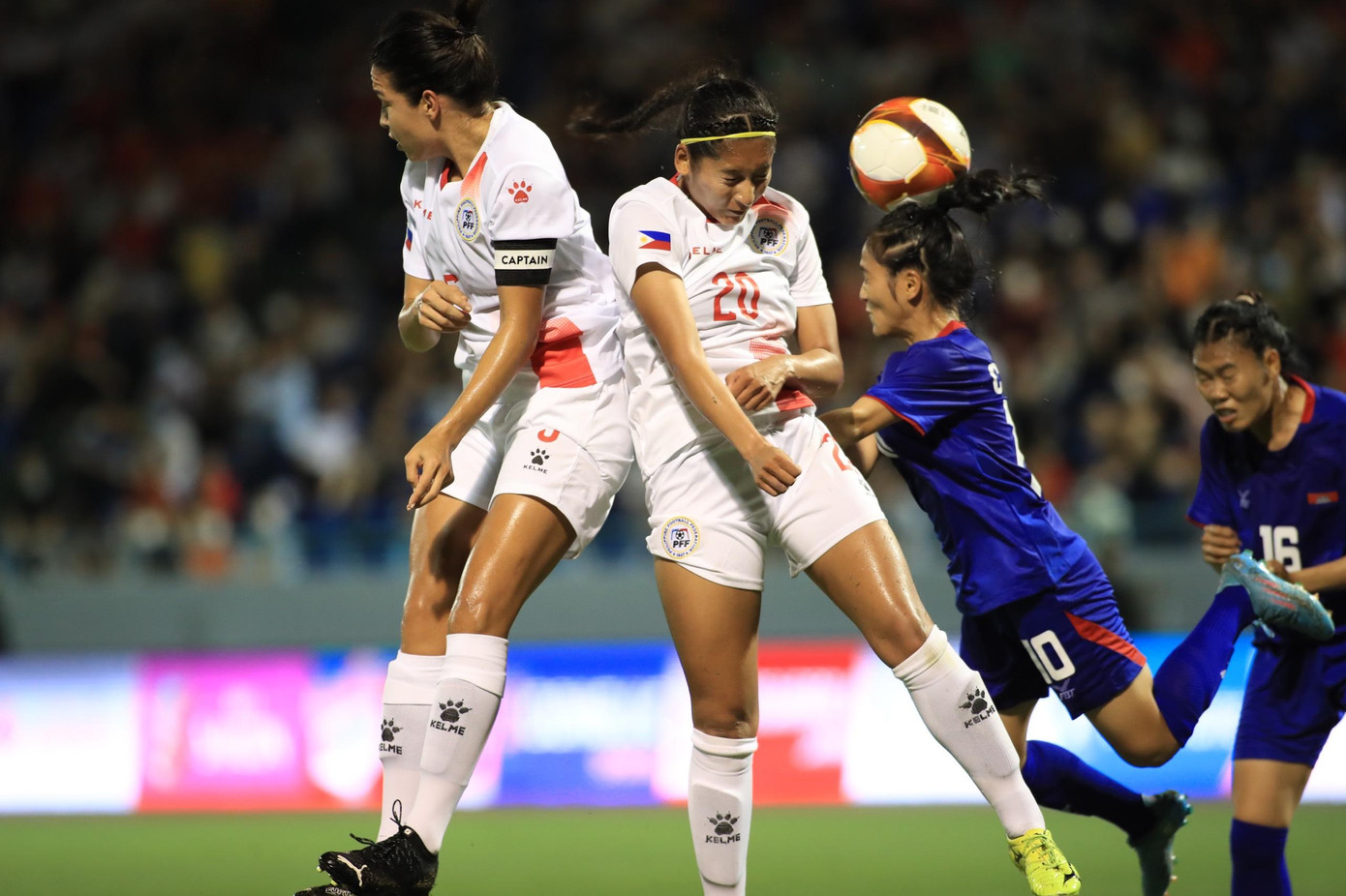 Các cô gái Philippines cao to, xử lý vụng về nên thường mắc lỗi trong phòng ngự Các cô gái Philippines cao to, xử lý vụng về nên thường mắc lỗi trong phòng ngự