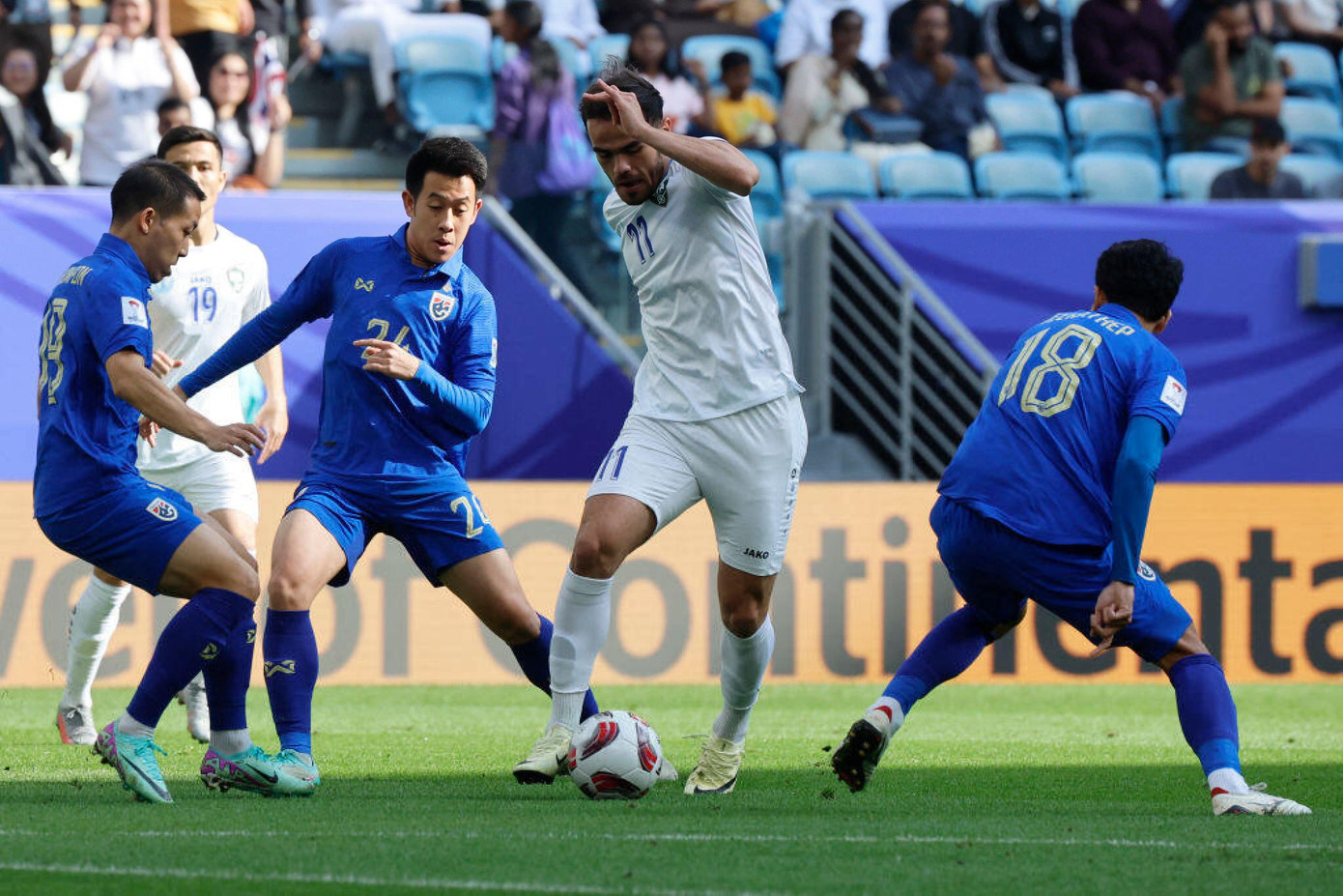 Thái Lan chia tay Asian Cup sau trận thua 1-2 tiếc nuối trước Uzbekistan ảnh 6