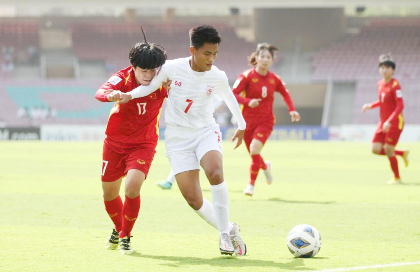 Win Theingi Tun (phải) từng đụng ĐT Việt Nam tại Asian Cup 2022 và lần gặp nhau này, cô mong sẽ đòi nợ thành công Win Theingi Tun (phải) từng đụng ĐT Việt Nam tại Asian Cup 2022 và lần gặp nhau này, cô mong sẽ đòi nợ thành công