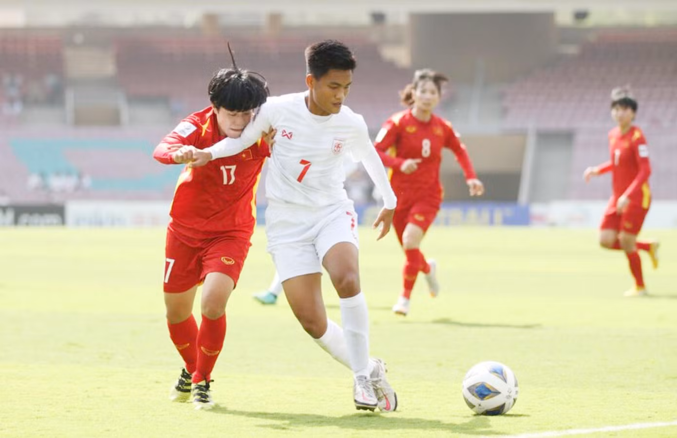 Win Theingi Tun (phải) từng đụng ĐT Việt Nam tại Asian Cup 2022 và lần gặp nhau này, cô mong sẽ đòi nợ thành công