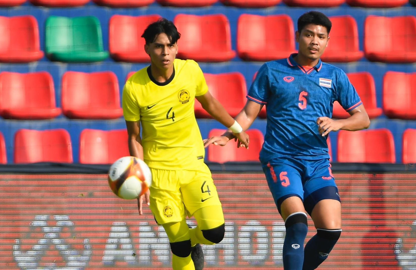 Malaysia chơi ngang ngửa với Thái Lan ở hiệp 1 trước khi gục ngã trong hiệp 2