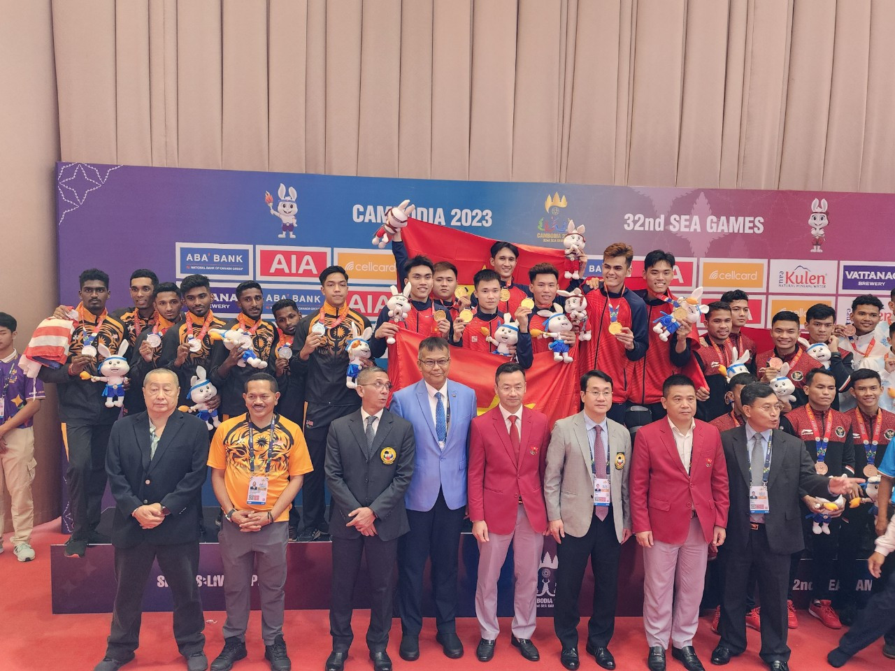 Các VĐV đội nam lên nhận huy chương (ảnh: Văn Hùng) Các VĐV đội nam lên nhận huy chương (ảnh: Văn Hùng)