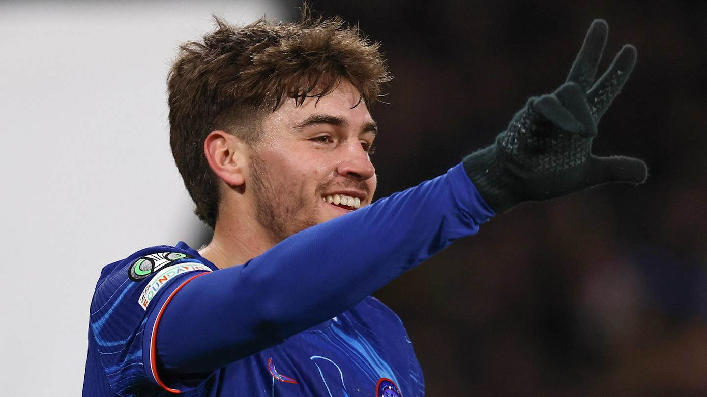 Marc Guiu ghi 3 bàn ngay trong hiệp 1