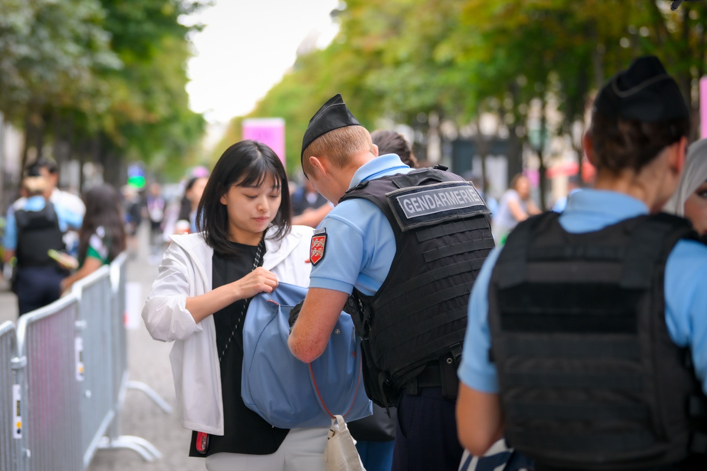 Cảnh sát đang đau đầu vì nhiều vụ trộm cắp diễn ra tại Paris, khiến VĐV cũng như du khách lo lắng Cảnh sát đang đau đầu vì nhiều vụ trộm cắp diễn ra tại Paris, khiến VĐV cũng như du khách lo lắng