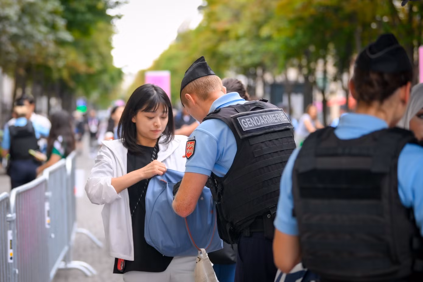 Cảnh sát đang đau đầu vì nhiều vụ trộm cắp diễn ra tại Paris, khiến VĐV cũng như du khách lo lắng Cảnh sát đang đau đầu vì nhiều vụ trộm cắp diễn ra tại Paris, khiến VĐV cũng như du khách lo lắng