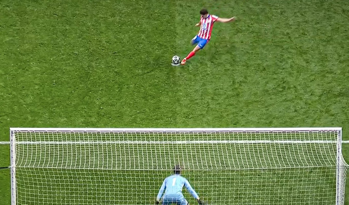 VAR xác định Alvarez đã chạm bóng lần 2