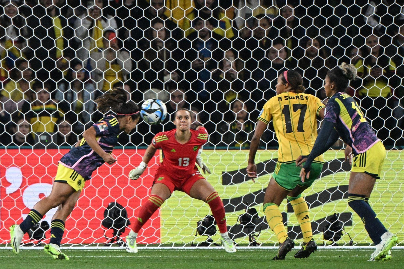 Colombia vào tứ kết sau chiến thắng trước Jamaica ảnh 21