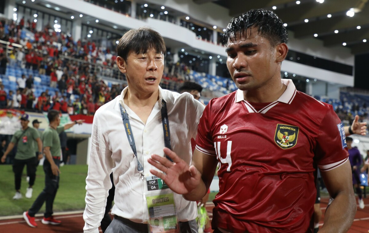 HLV Shin Tae-yong phải gánh vác các đội trẻ lẫn ĐTQG Indonesia