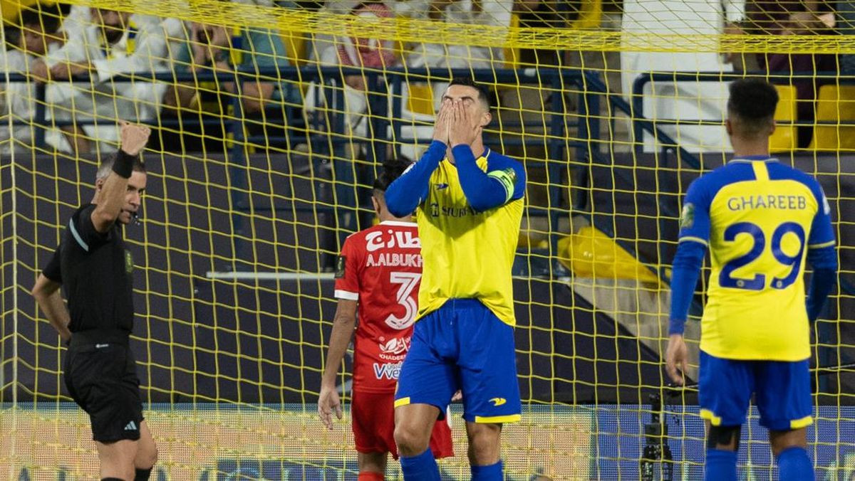 Ronaldo dính chấn thương ngay trước giờ lên đường