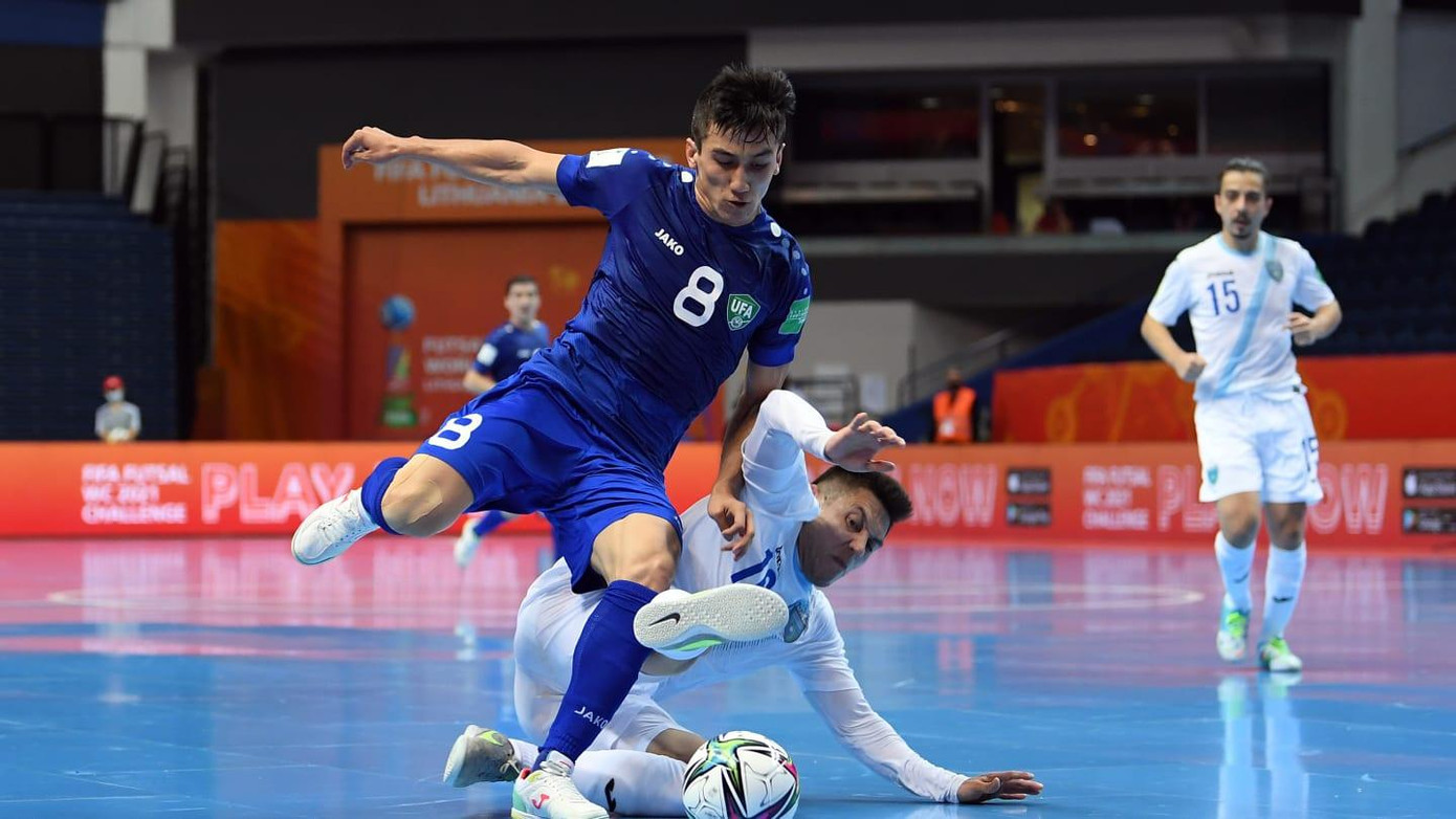 Uzbekistan (trái) vươn lên thứ nhì bảng B nhờ chiến thắng ở trận cuối