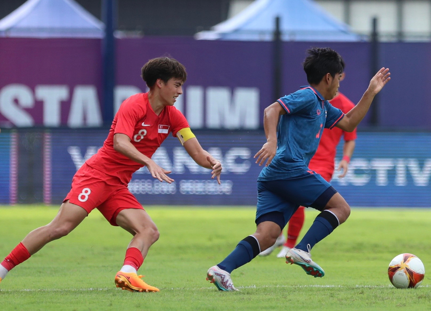 Vẻ nhọc nhằn của các cầu thủ Singapore khi chạy theo đối thủ (ảnh: Hữu Phạm) Vẻ nhọc nhằn của các cầu thủ Singapore khi chạy theo đối thủ (ảnh: Hữu Phạm)