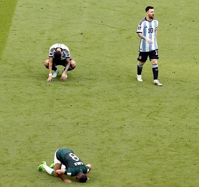 Nỗi thất vọng của Messi và đồng đội, bên cạnh niềm vui khôn tả của cầu thủ Saudi Arabia
