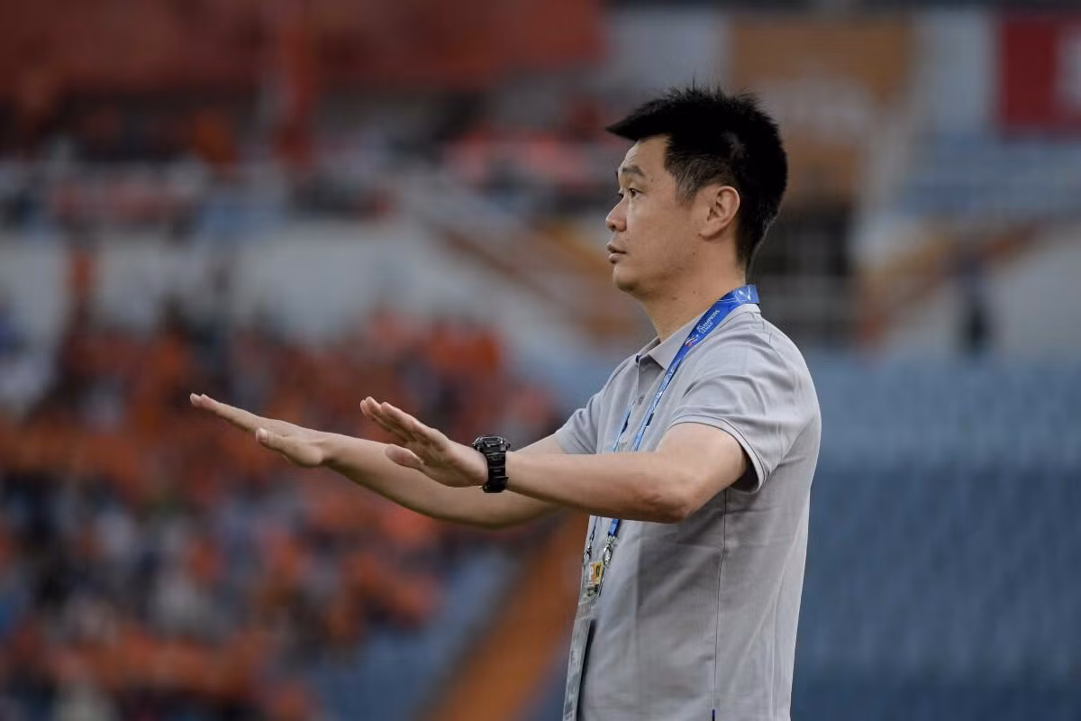 HLV Li Xiaopeng đang tập trung cho 2 trận cuối vòng loại World Cup 2022