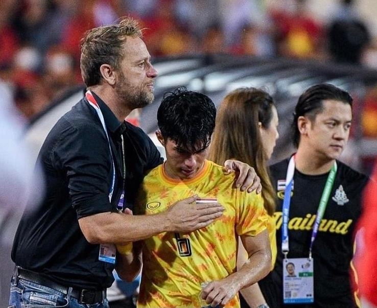 HLV Polking động viên học trò sau thất bại