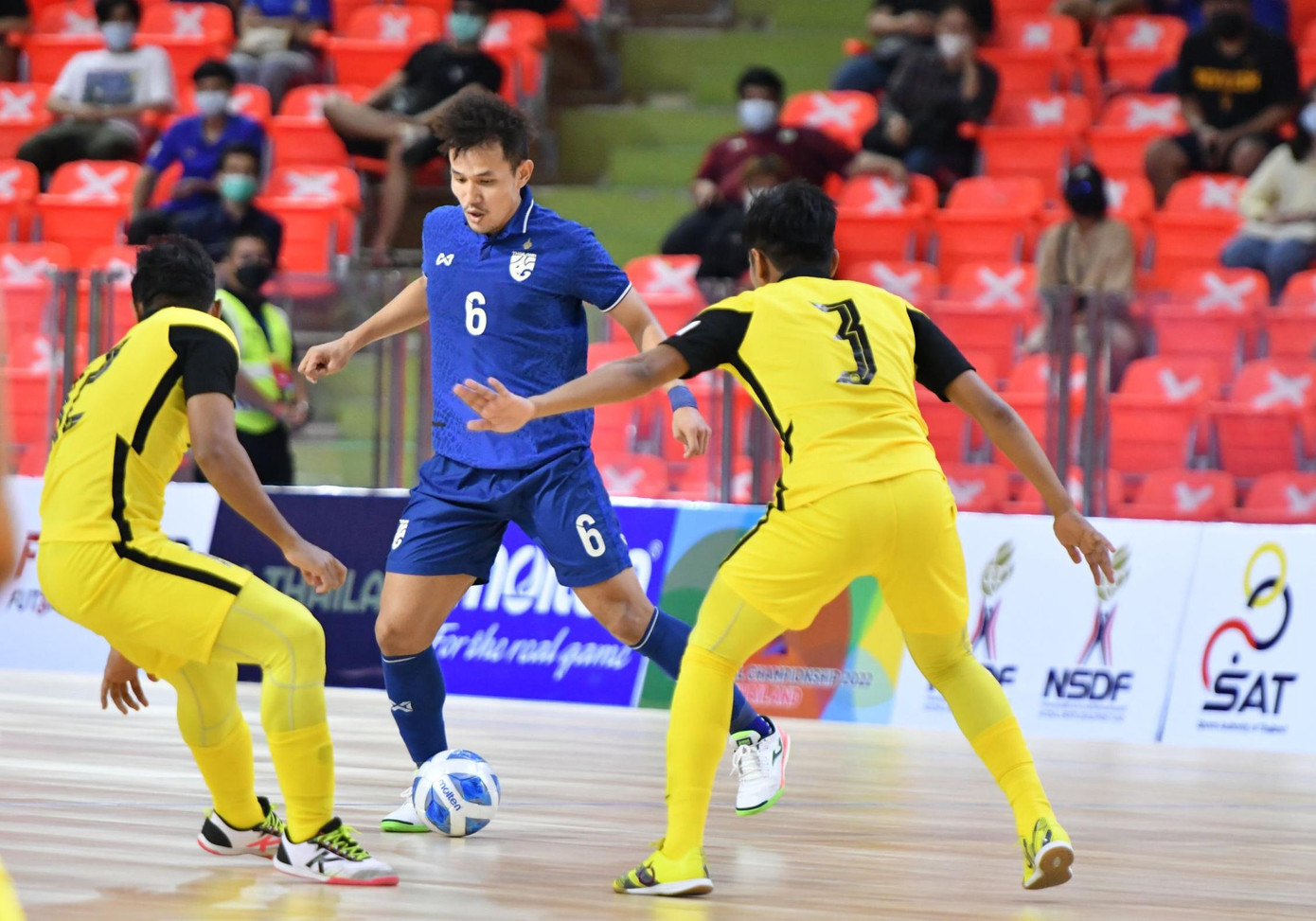 Thủ quân Krisada Wongkaew của tuyển futsal Thái Lan đang hạ quyết tâm rất cao