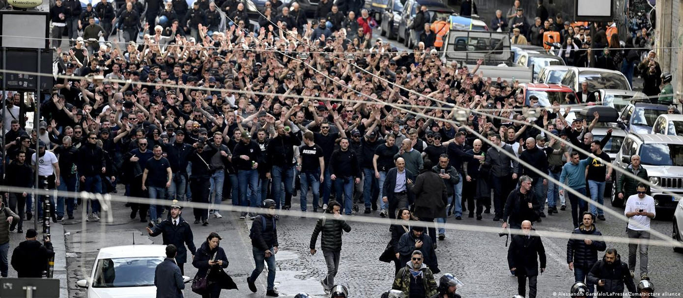 CĐV Frankfurt tuần hành trước khi xảy ra va chạm