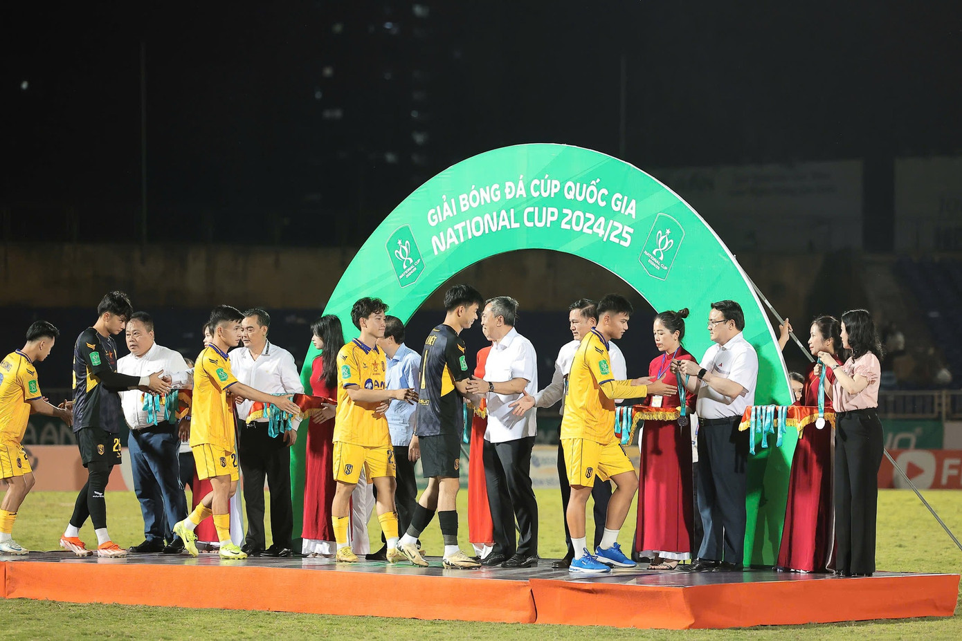 Mưa bàn thắng ở sân Vinh, CAHN đăng quang Cúp Quốc gia ảnh 18 Mưa bàn thắng ở sân Vinh, CAHN đăng quang Cúp Quốc gia ảnh 18