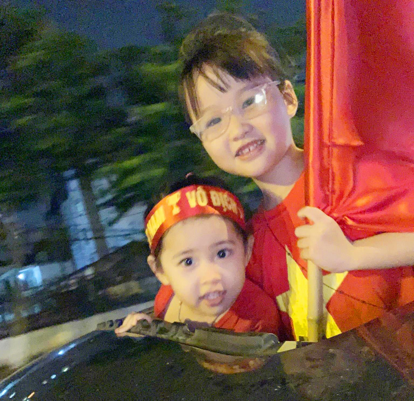 Các thiên thần nhí cũng ra đường mừng chiến thắng của đội tuyển