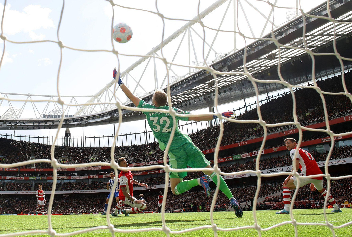 Cú đá không thể cản phá của Trossard Cú đá không thể cản phá của Trossard