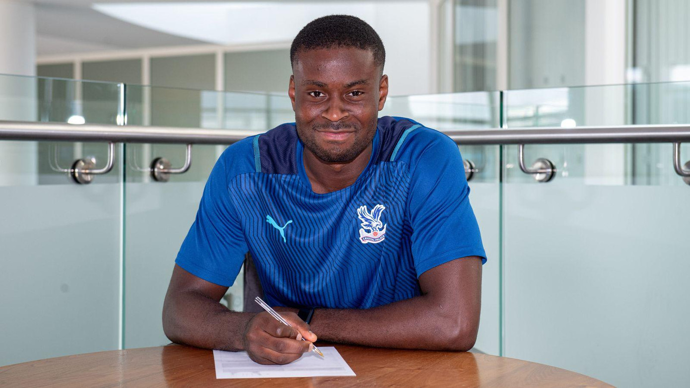 Guehi trong buổi ký hợp đồng với Palace