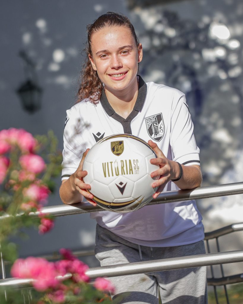 Neto vừa ký hợp đồng với Vitoria Neto vừa ký hợp đồng với Vitoria