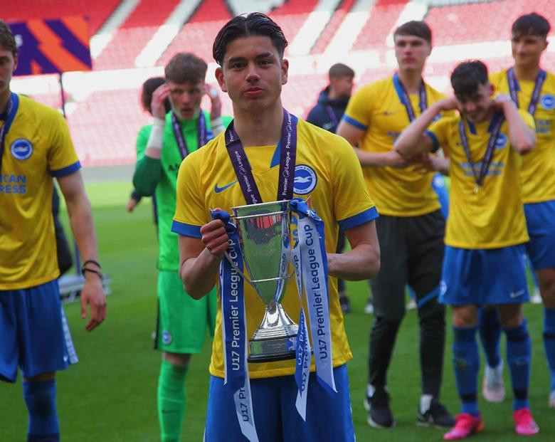 Jaami Qureshi từng là thành viên của U18 Brighton Jaami Qureshi từng là thành viên của U18 Brighton