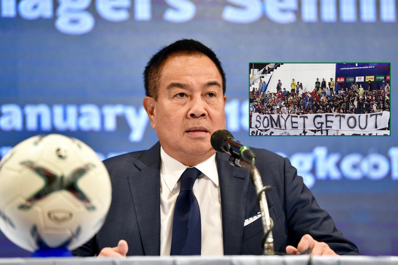 Các CĐV giăng khẩu hiệu đòi chủ tịch FAT rời ghế Các CĐV giăng khẩu hiệu đòi chủ tịch FAT rời ghế