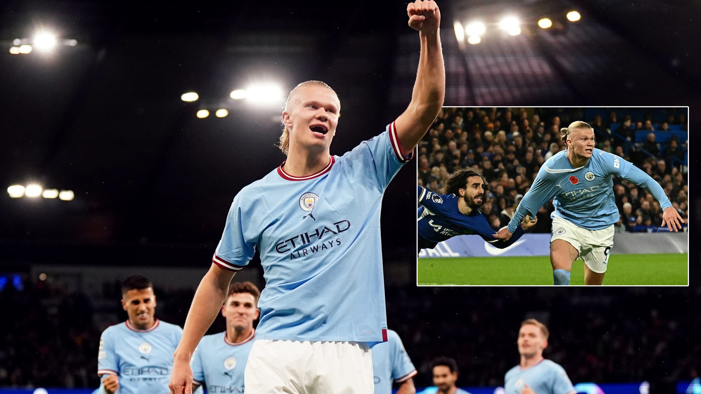 Cả hai cầu thủ kéo nhau trước khi Haaland ngã ra trong vòng cấm và chính anh thực hiện cú đá 11m ghi bàn Cả hai cầu thủ kéo nhau trước khi Haaland ngã ra trong vòng cấm và chính anh thực hiện cú đá 11m ghi bàn