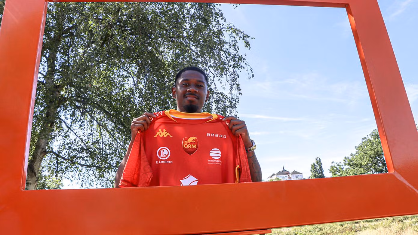 Quang Vinh trong vừa ký hợp đồng với Quevilly Rouen