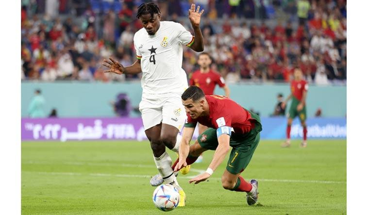 Pha bóng dẫn tới quả penalty tranh cãi ở trận Bồ Đào Nha thắng Ghana Pha bóng dẫn tới quả penalty tranh cãi ở trận Bồ Đào Nha thắng Ghana