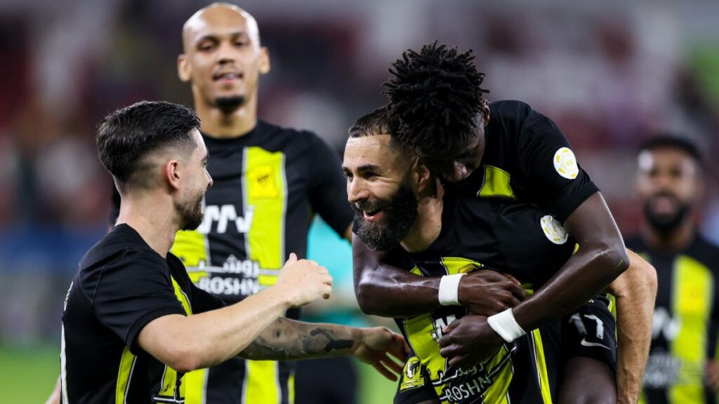 Benzema được đồng đội cảm ơn sau pha kiến tạo Benzema được đồng đội cảm ơn sau pha kiến tạo