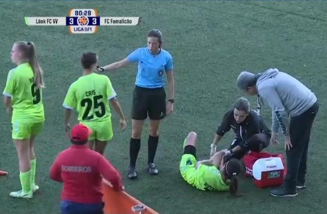 Huỳnh Như gặp một chấn thương đáng tiếc và phải rời sân