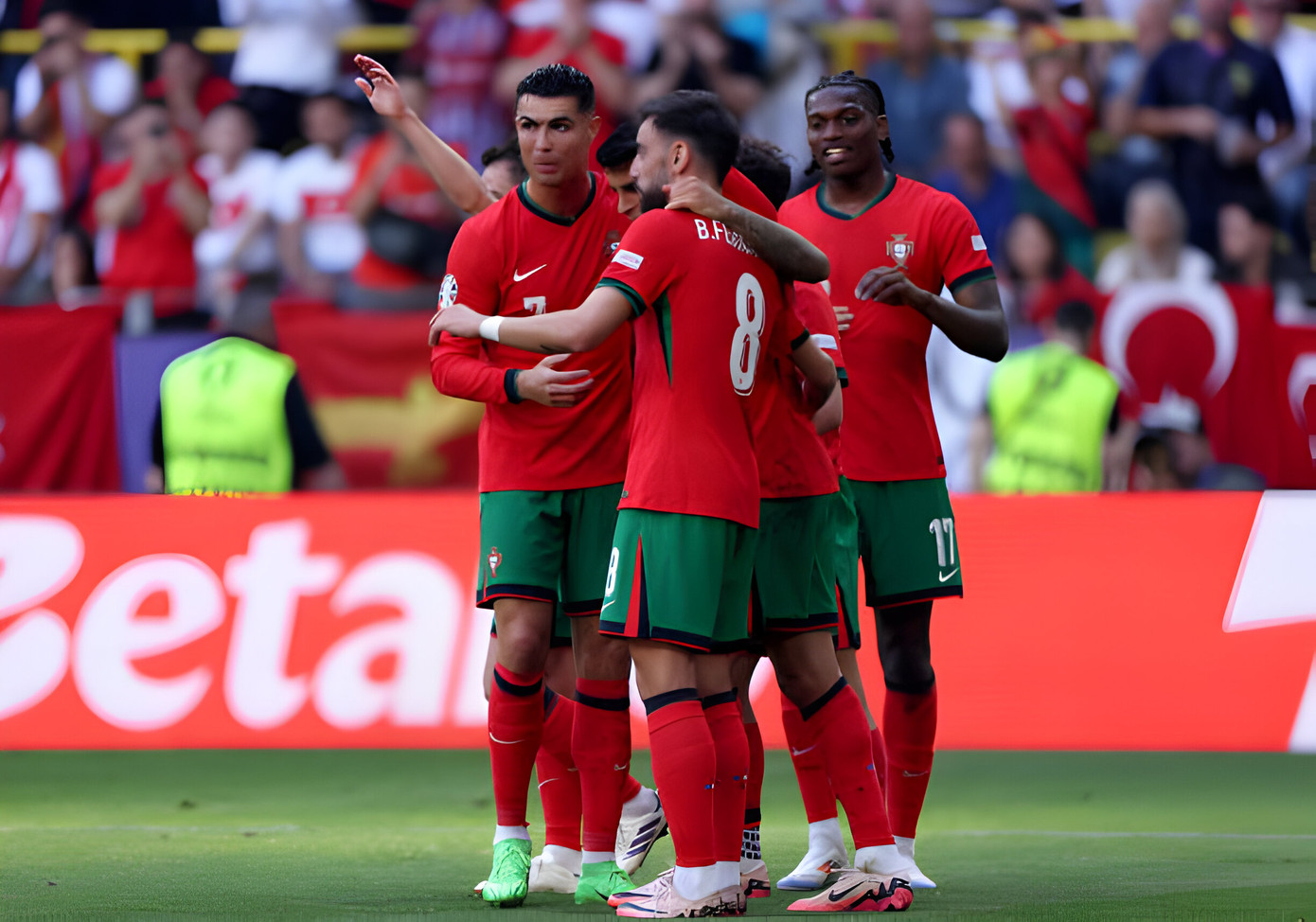 Thắng dễ Thổ Nhĩ Kỳ, Ronaldo và đồng đội lấy vé sớm vào vòng knock-out Euro 2024 ảnh 12 Thắng dễ Thổ Nhĩ Kỳ, Ronaldo và đồng đội lấy vé sớm vào vòng knock-out Euro 2024 ảnh 12