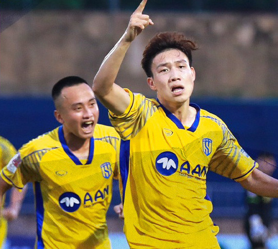 SLNA tấn công bùng nổ ở hiệp 2 và ghi liền 2 bàn