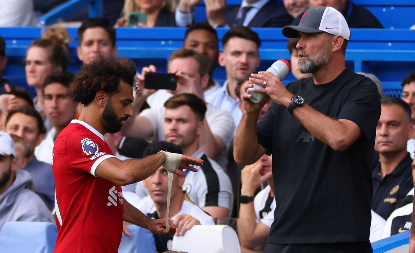 Salah và HLV Klopp không nhìn nhau lúc rời đường biên