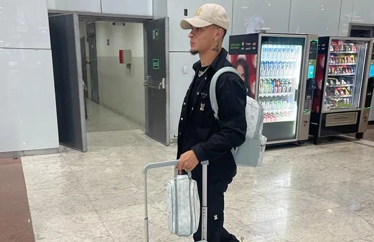 Antony xuất hiện ở sân bay trước khi trình diện cảnh sát