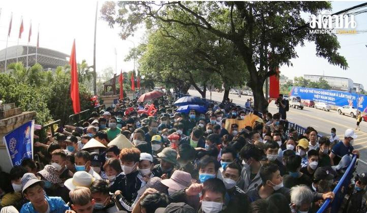 Matichon bất ngờ khi có hàng ngàn NHM xếp hàng qua đêm để mua được tấm vé