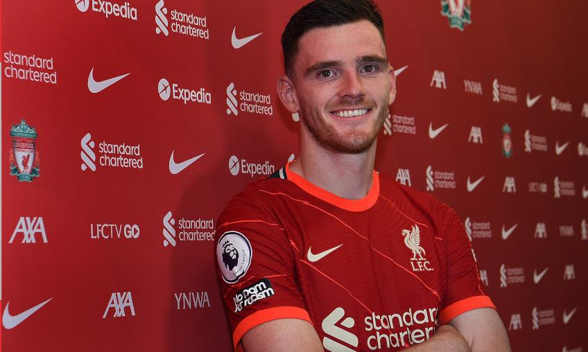Andy Robertson trong buổi lễ ký hợp đồng với Liverpool